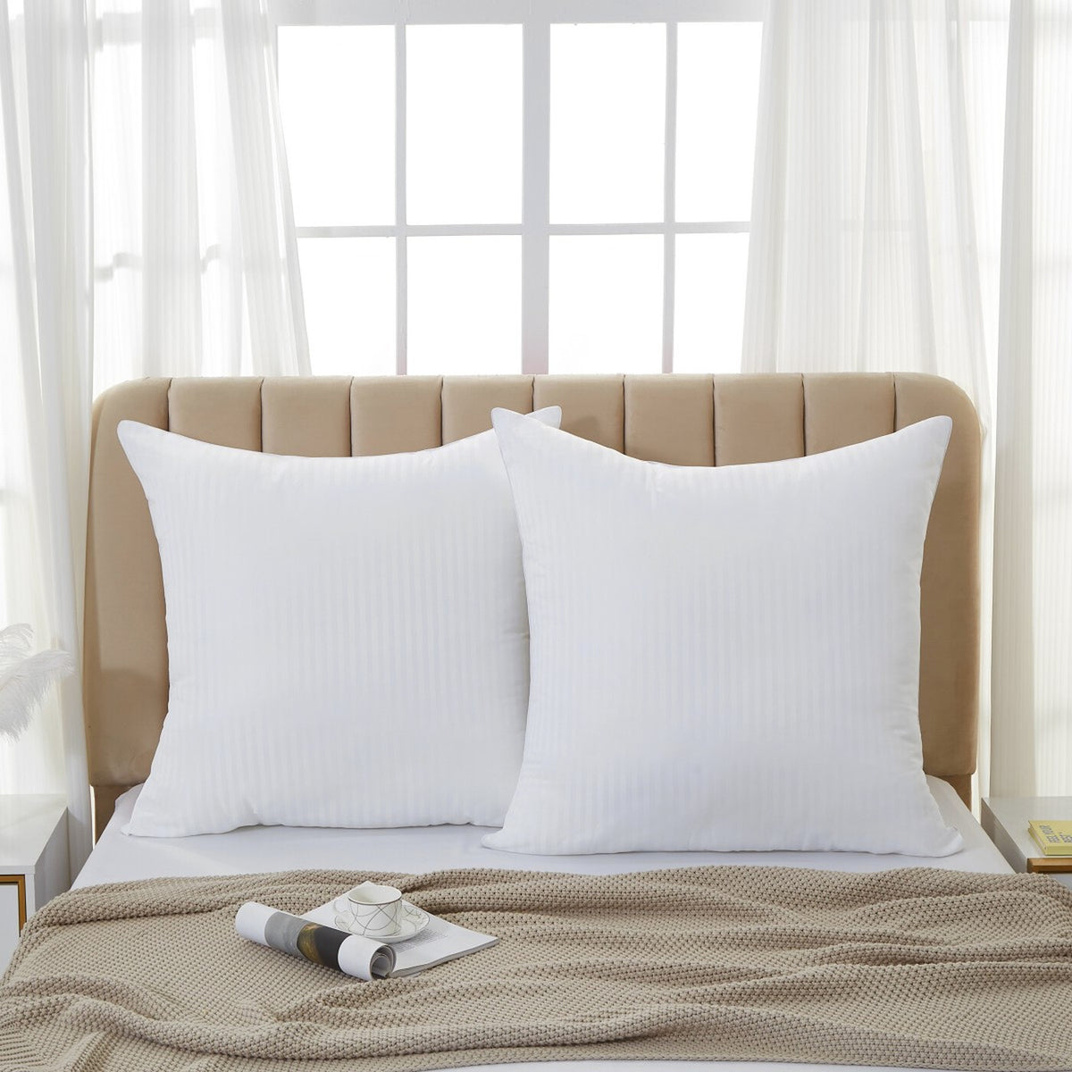 Lot de 2 Oreillers en Microfibre Respirante avec Garnissage Synthétique Imitation Duvet à Rayures Satinées 65x65cm Blanc