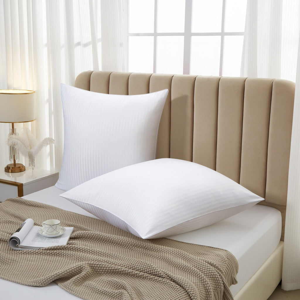 Lot de 2 Oreillers en Microfibre Respirante avec Garnissage Synthétique Imitation Duvet à Rayures Satinées 65x65cm Blanc