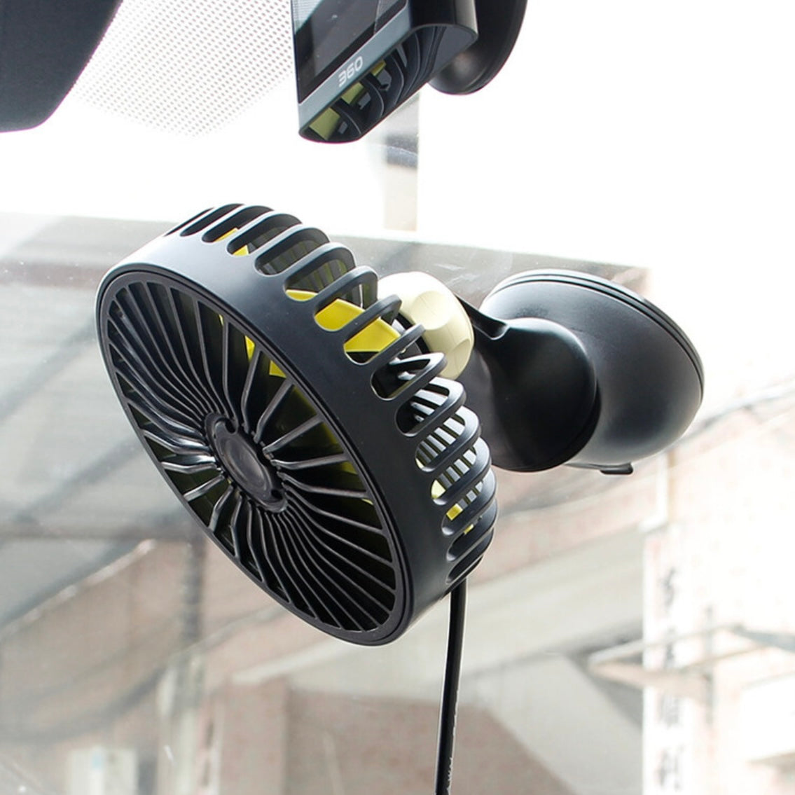 Ventilateur de voiture rotatif à 360° avec ventouse puissante, alimentation USB, 5 pales, 3 vitesses réglables, fixation tableau de bord et pare-brise